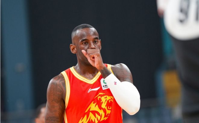 广厦第三节狂轰37-14碾压同曦 113-80大胜延续主