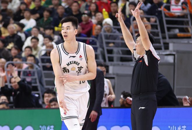 广厦第三节狂轰37-14碾压同曦 113-80大胜延续主