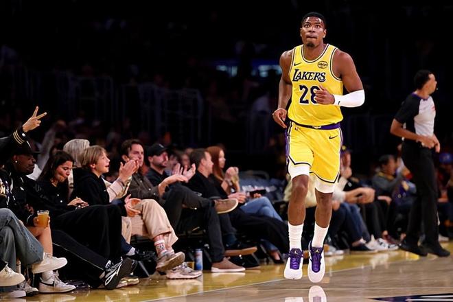 湖人掀翻公牛登顶西部第三 八村塁高效输出助球