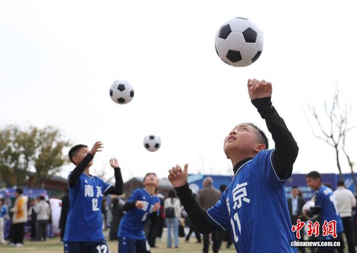 南京队首战热身赛开票秒空 六家小微企业摇号获