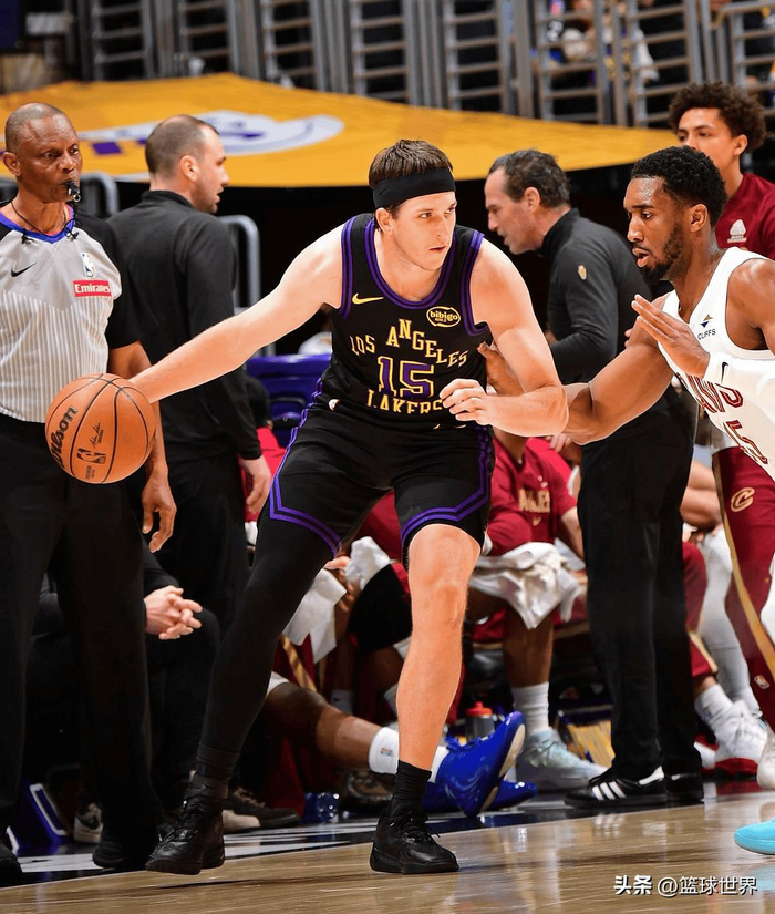 湖人替补乏力险遭逆转 东契奇复出助胜艾顿防守