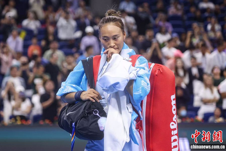 郑钦文中网女单第三轮决胜盘因伤退赛