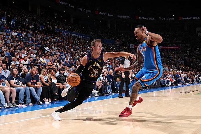 雷霆大胜湖人肯纳德表现低迷致湖人排名下滑