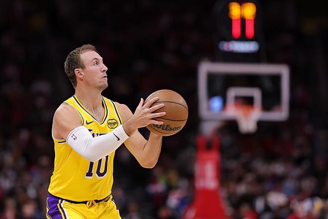 雷霆大胜湖人肯纳德表现低迷致湖人排名下滑